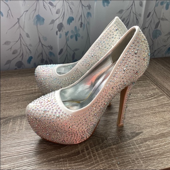 Joyce Leslie heels, beautiful crystal detail, size 7 - Picture 4 of 5